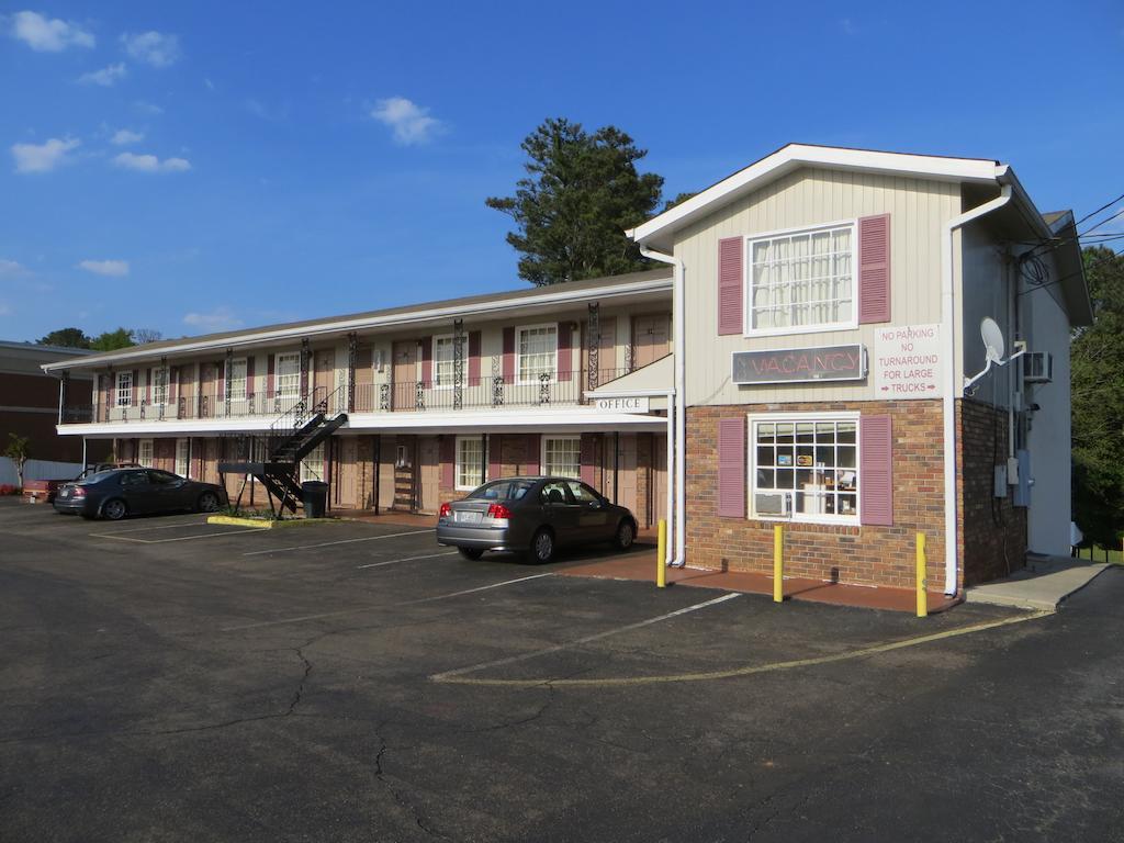 Pine Crest Motor Lodge Holly Springs Exterior photo